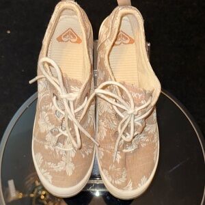 Roxy Women's Bayshore Tan and White Floral Sneakers size 9